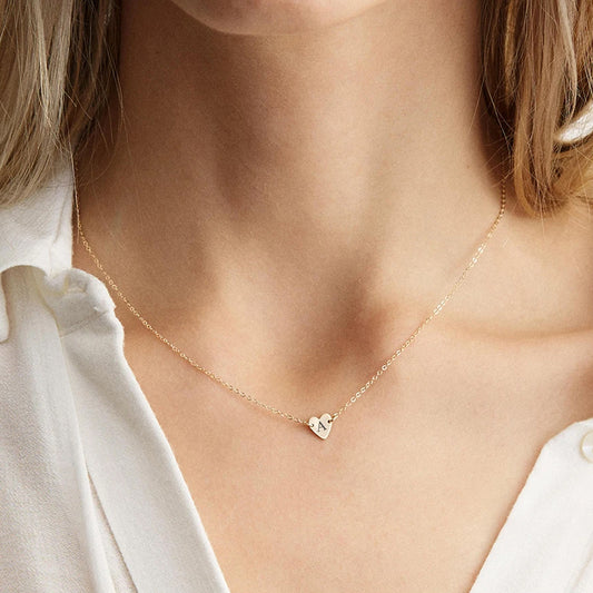 Gargantilha Mini Pingente de Coração com Letra Personalizada em Aço Inox Premium