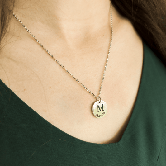 Colar com Pingente de Letra Inicial e Data Especial Personalizado em Aço Inox Premium - Milie