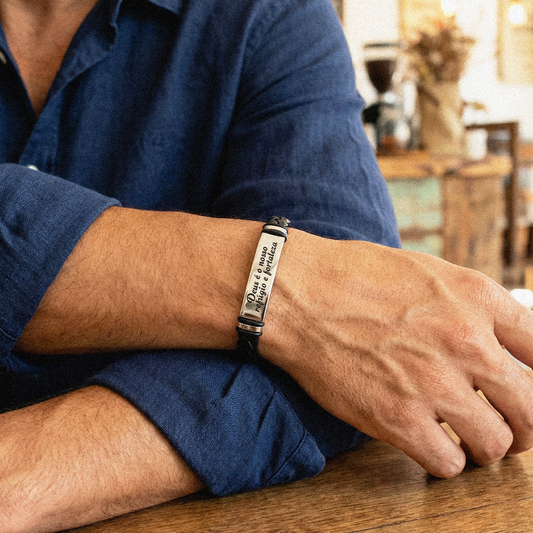 Pulseira de Couro Trançado Personalizada com Nome ou Frase em Aço Inox Premium