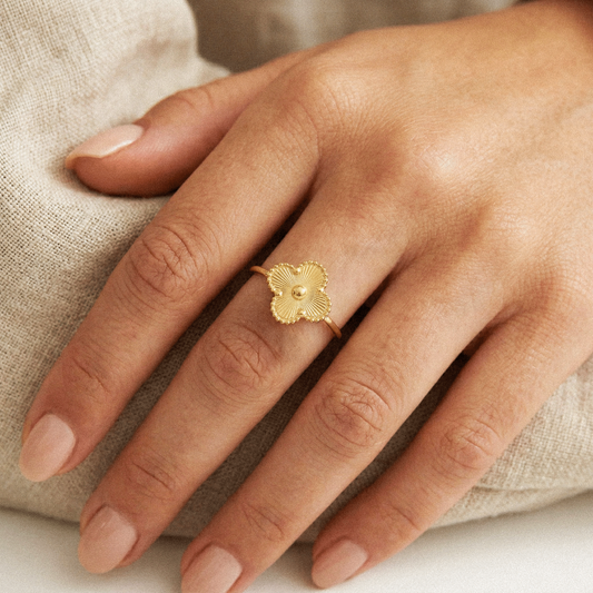 Anel Trevo Shine com Tamanho Regulável em Ouro 18k