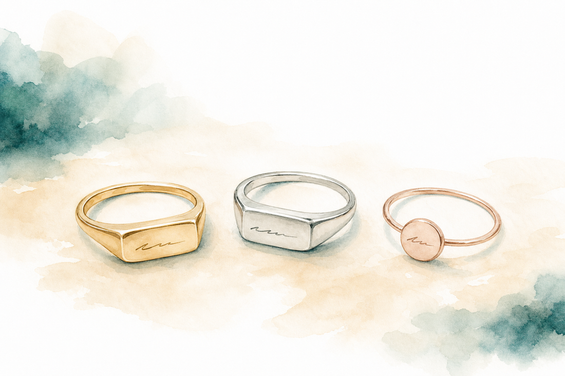 Três anéis personalizados de aço inox em ilustração aquarela: dois modelos retangulares tipo sinete em dourado e prata e um aro fino com disco redondo em rosé