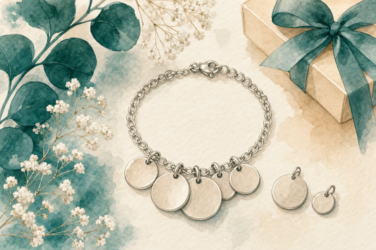 Pulseira de charms personalizada em aço inox da Milie com berloques redondos, caixa de presente e eucalipto, ilustração em aquarela