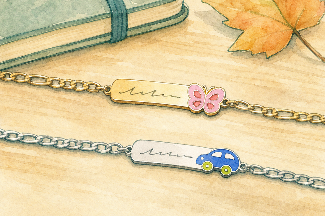 Ilustração em aquarela de duas pulseiras infantis personalizadas de aço inox, dourada com borboleta e prateada com carrinho, sobre mesa de madeira ao lado de um caderno