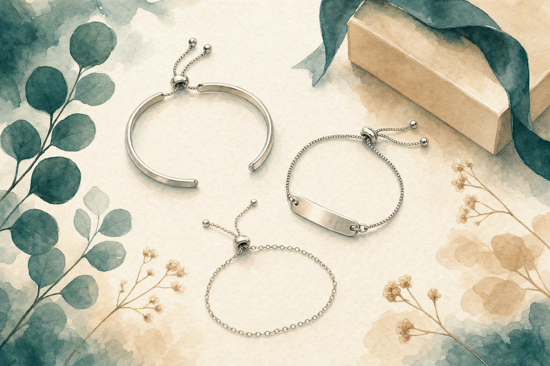 Pulseiras de aço inox ajustáveis personalizadas da Milie, nos formatos bracelete, tag com nome e correntinha, ilustração em aquarela