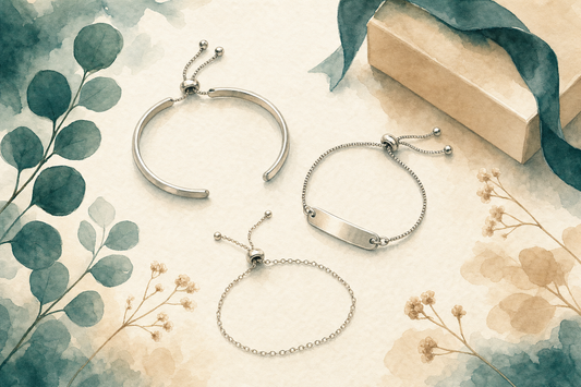 Pulseiras de aço inox ajustáveis personalizadas da Milie, nos formatos bracelete, tag com nome e correntinha, ilustração em aquarela