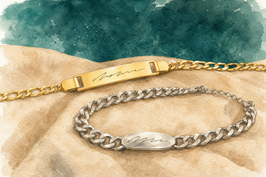 Ilustração em aquarela de duas pulseiras com nome em aço inox, uma dourada com placa-barra retangular e corrente figaro e outra prateada de elos cubanos com placa oval, sobre linho areia