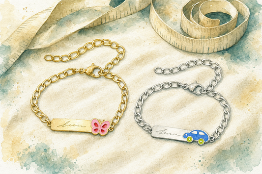Duas pulseiras infantis personalizadas em aço inox, dourada com borboleta e prateada com carrinho, com o nome gravado na plaquinha
