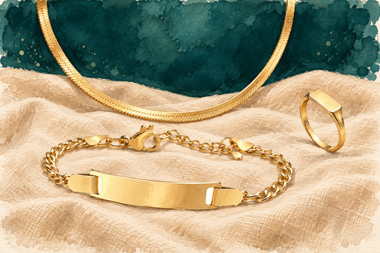 Ilustração em aquarela de joias de aço inox dourado: pulseira com placa, corrente snake e anel retangular sobre linho