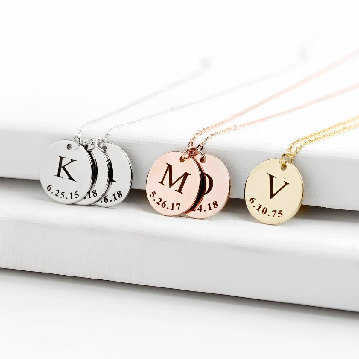 Colar Com Letras Colar com Pingente de Letra Inicial e Data Especial Personalizado em A ...