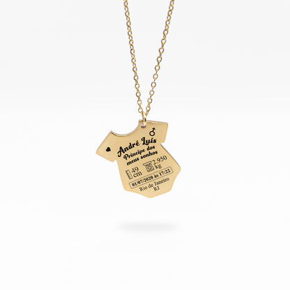 Colar com Pingente de Roupinha Dados do Nascimento do Bebê Personalizado em Aço Inox Premium