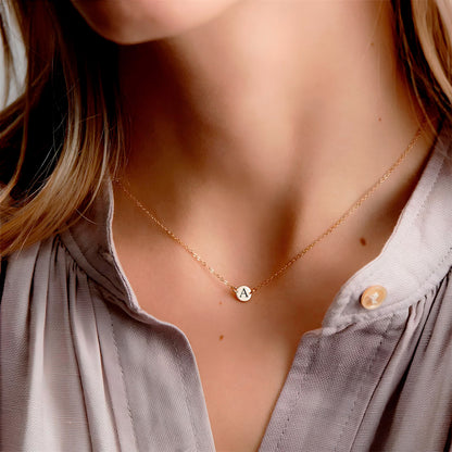 Gargantilha Mini Pingente Redondo com Letra Personalizada em Aço Inox Premium