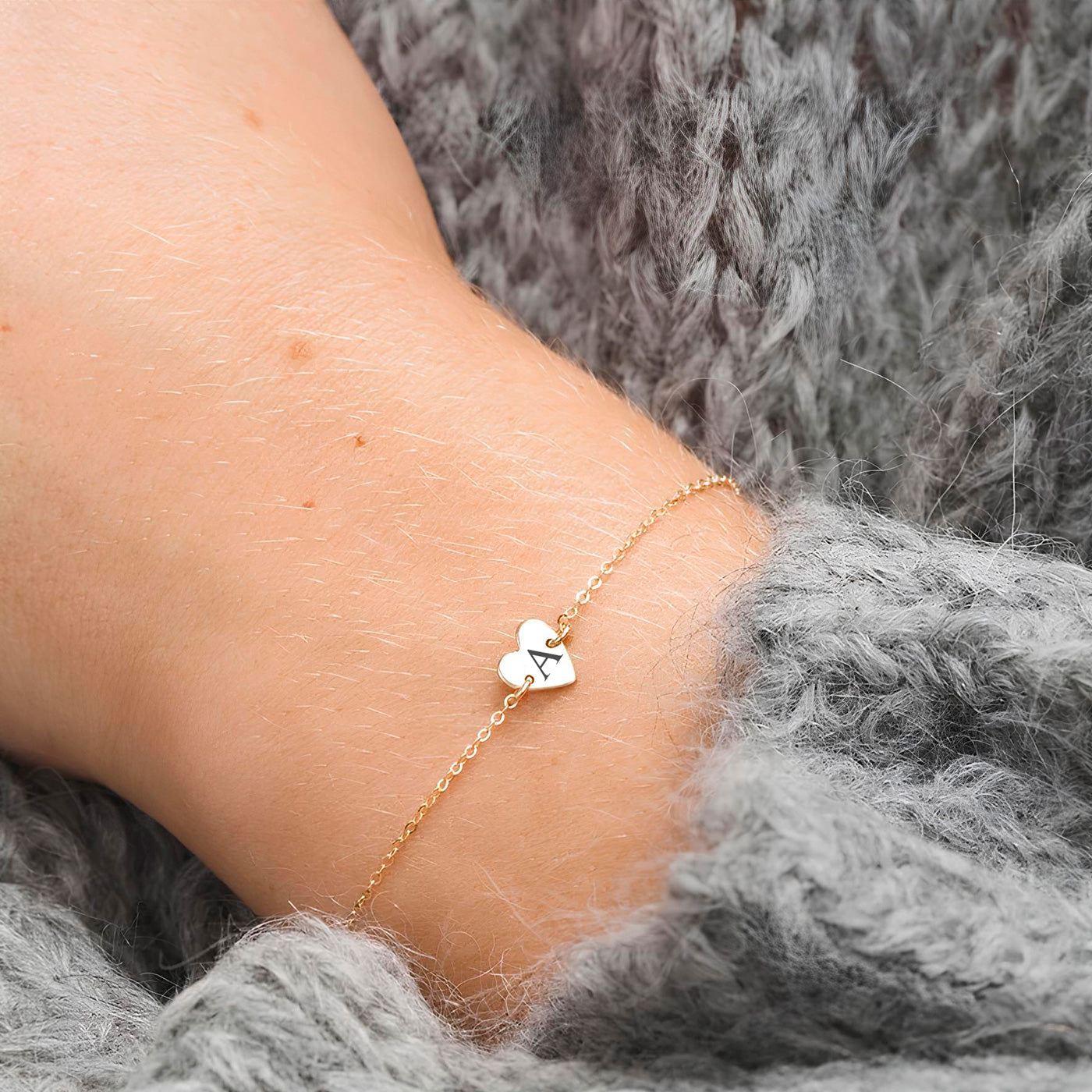 Pulseira Mini Coração Personalizada com Letra em Aço Inox Premium