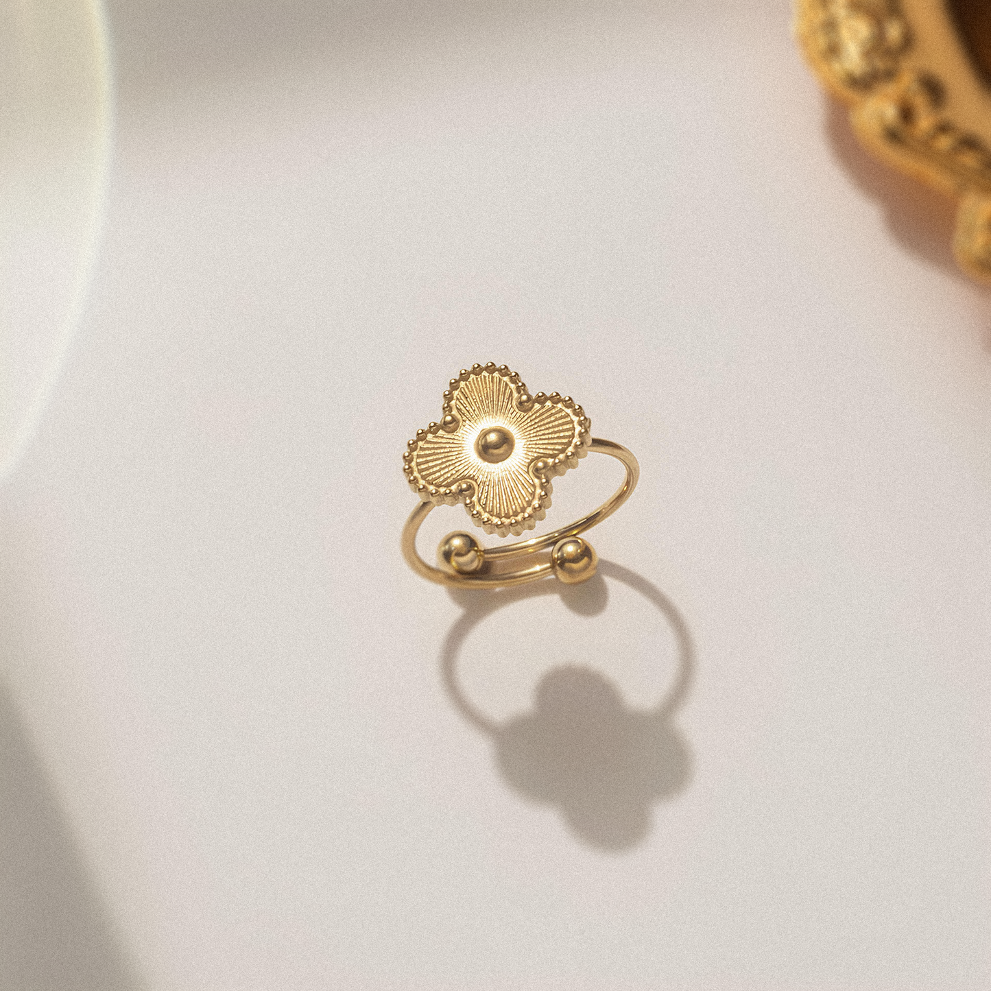 Anel Trevo Shine com Tamanho Regulável em Ouro 18k