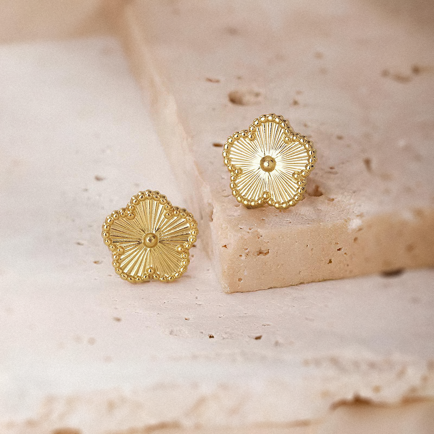 Brincos Trevo Shine em Ouro 18k