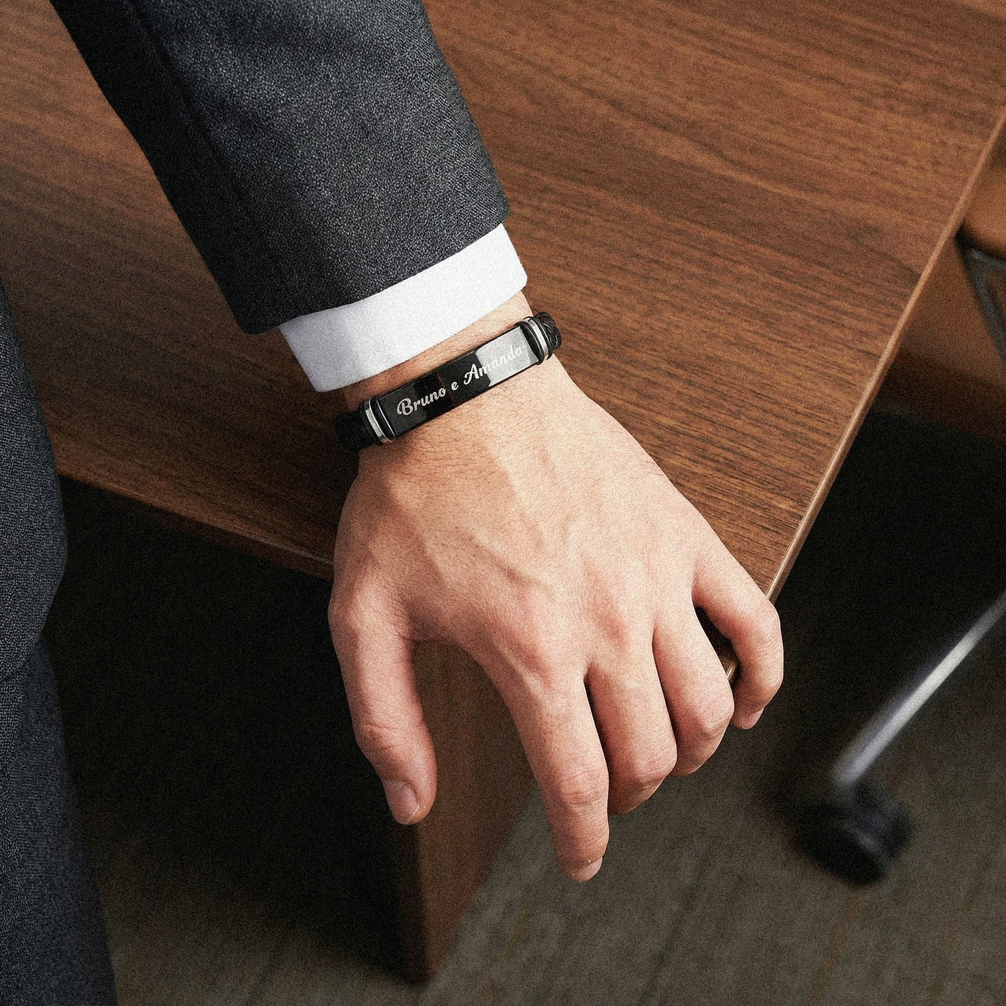 Pulseira de Couro Trançado Personalizada com Nome ou Frase em Aço Inox Premium