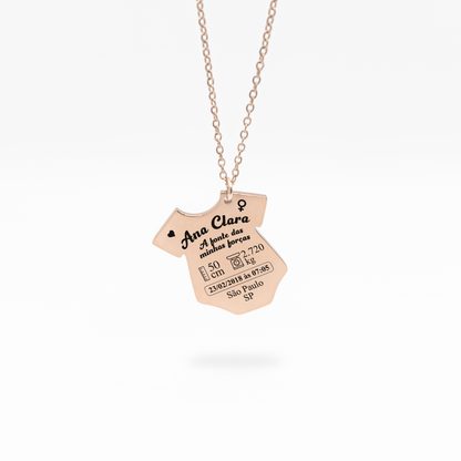 Colar com Pingente de Roupinha Dados do Nascimento do Bebê Personalizado em Aço Inox Premium
