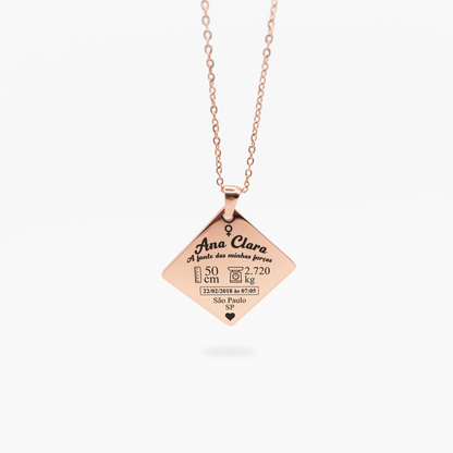 Colar com Pingente Quadrado Dados do Nascimento do Bebê Personalizado em Aço Inox Premium