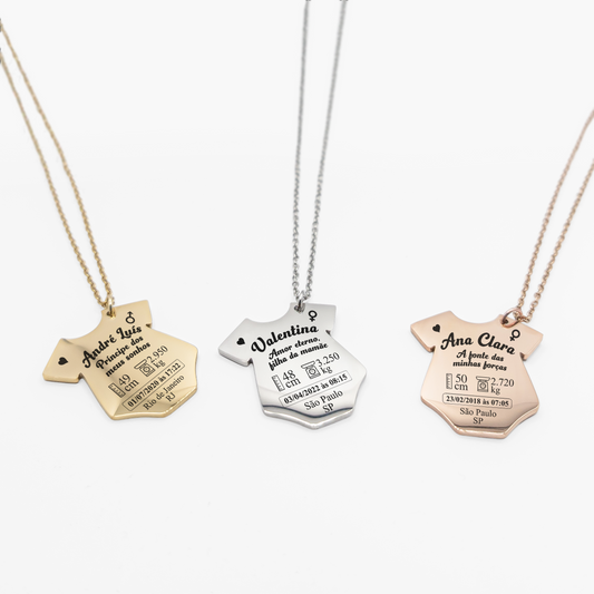 Colar com Pingente de Roupinha Dados do Nascimento do Bebê Personalizado em Aço Inox Premium